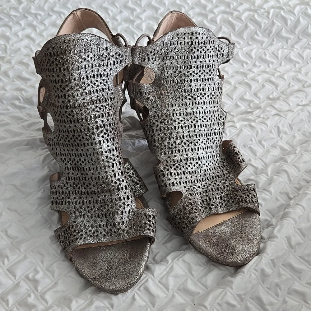 Vince Camuto step into